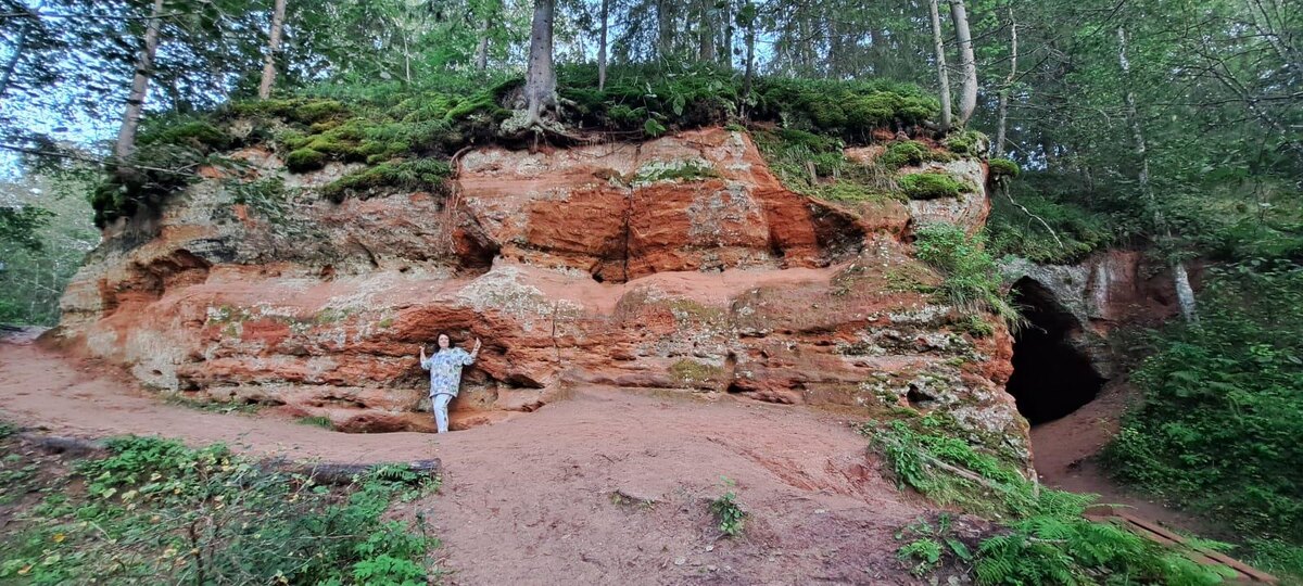 Насколько я поняла из кучи прочитанной информации - пещера не карстовая, как многие ее позиционируют, а суффозионная, пески многие годы вымывались, образовывая пустоты и пещеры по всему берегу рек Грязны и Оредеж