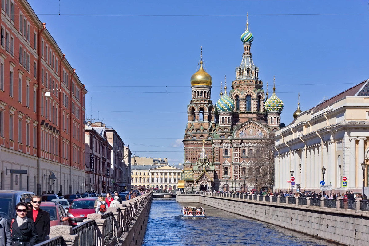 Величественный вид Спаса-на-Крови с канала Грибоедова