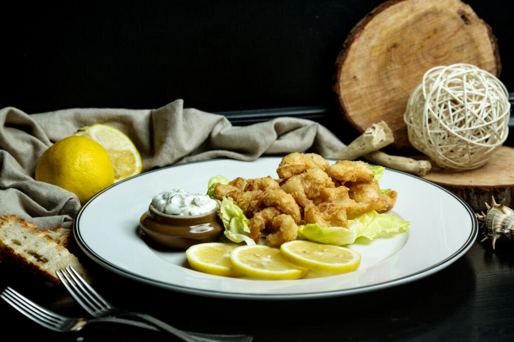    calamari rings served with lemon and mayonnaise Журналист