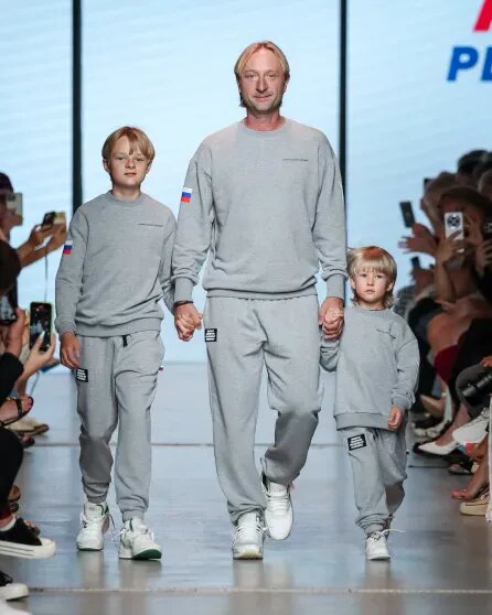    Евгений Плющенко с сыновьями. Фото: Сплетник