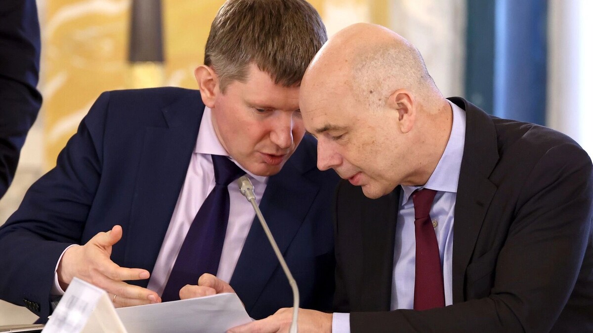 Министр экономического развития РФ Максим Решетников и министр финансов РФ Антон Силуанов (слева направо) признали, что экономика РФ начала тормозить. Автор: Александр Рюмин, ТАСС
