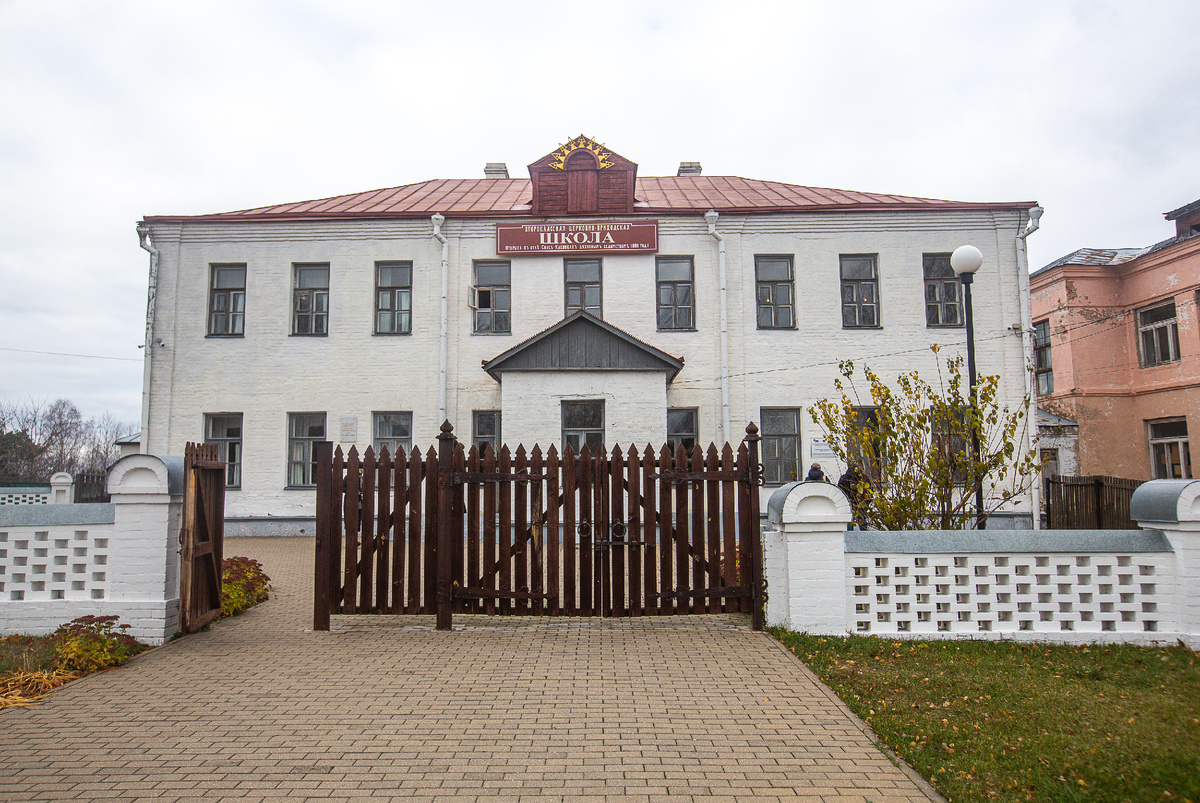 Мемориальное здание Спас-Клепиковской второклассной учительской школы, где учился Сергей Есенин (ныне музей). Спас-Клепики, Рязанская область. Фото автора статьи 