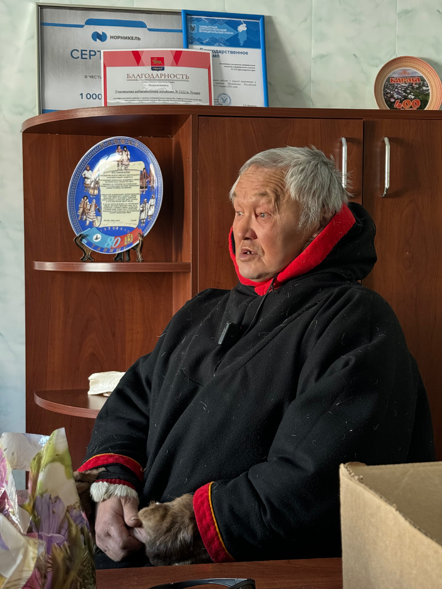 Оленевод Григорий Тоги дает интервью съемочной группе фильма «Люди белой земли»