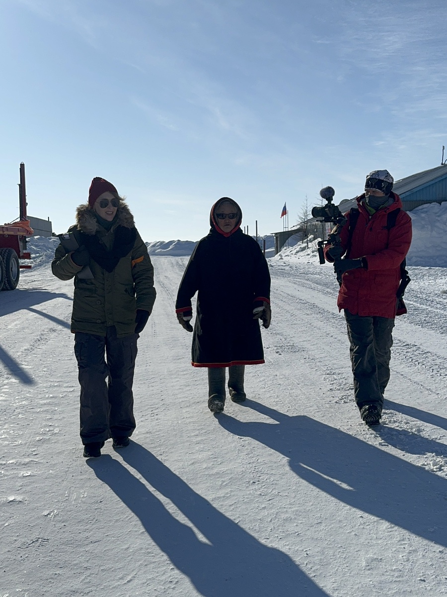 Слева направо: режиссер и сценарист фильма «Люди белой земли» Юлия Невская, оленевод Григорий Тоги, оператор-постановщик Алексей Лобов