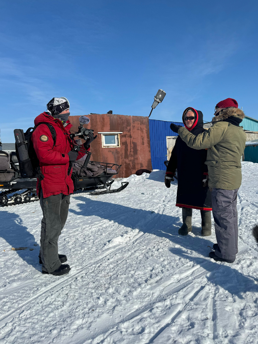 Григорий Тоги на фоне своего дома-вагончика. Перед записью