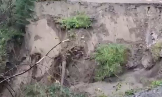     Поговорили с жителями, которых обвал асфальта на улице Лесной отрезал от города