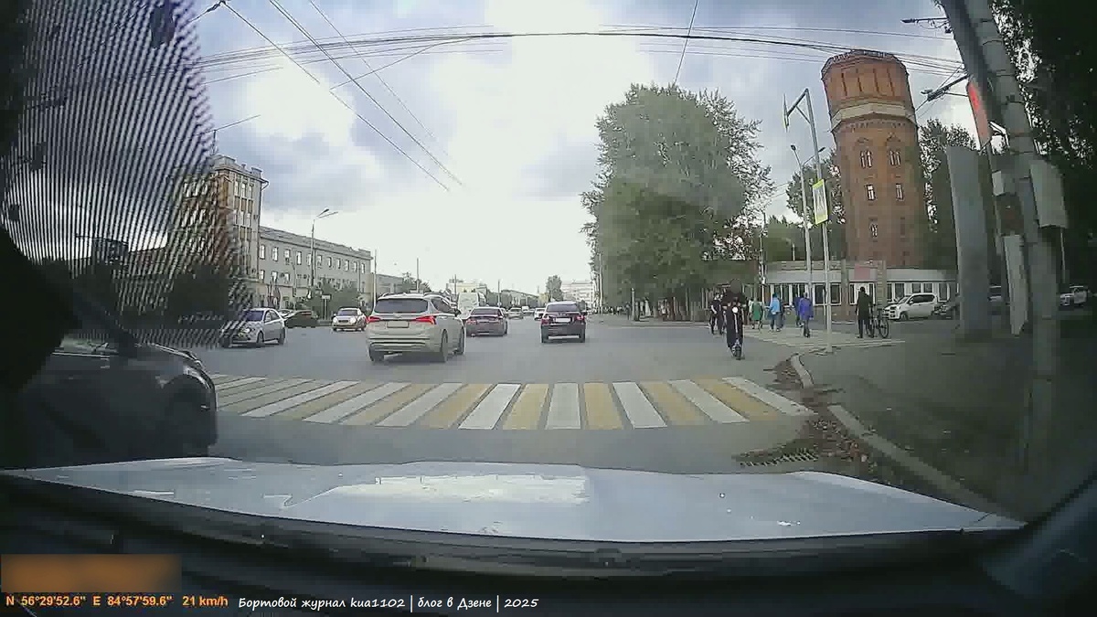 Обратите внимание как пересекает пешеходный переход "тандем" на электросамокате. Автор фотографии kua1102