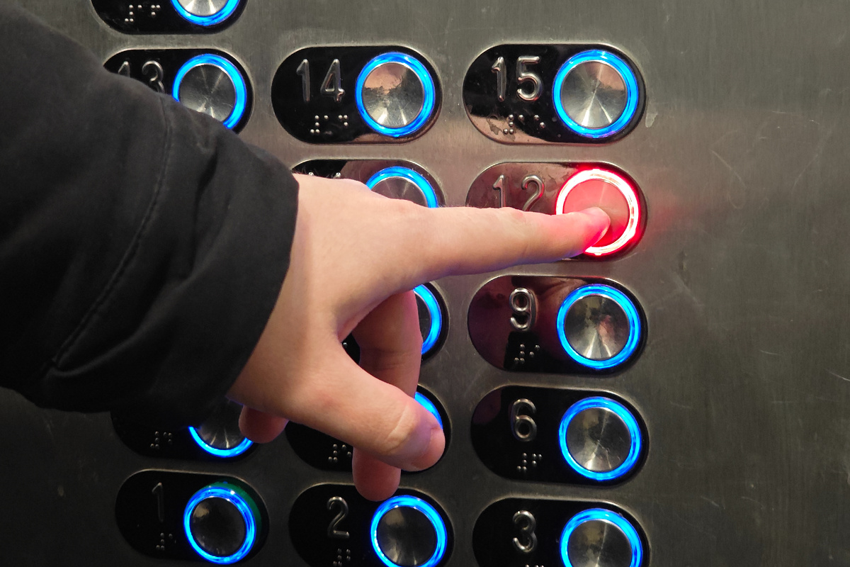 В лифте с девушкой произошел крайне неприятный инцилент.