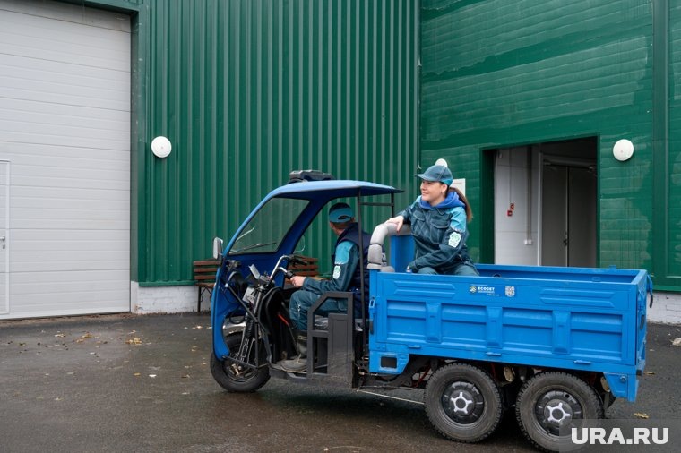 Мини-мобили, на которых передвигаются сотрудники зоопарка
Фото:Руслан Яроцкий © URA.RU