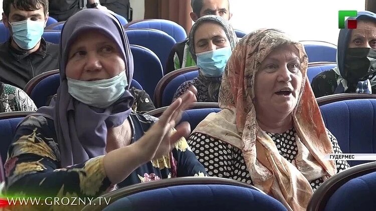 То самое собрание. Фото: стопкадр репортажа на ЧГТРК