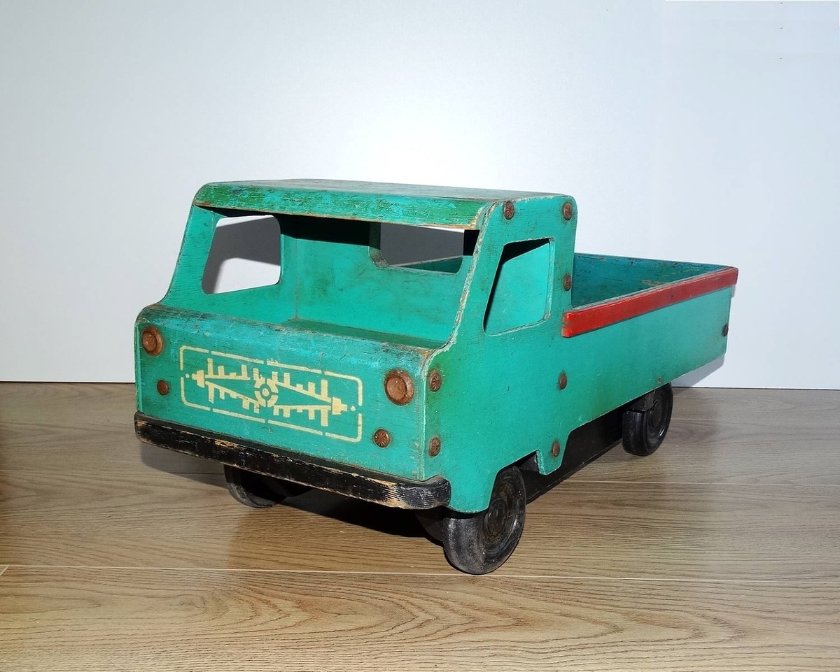 Деревянный грузовой автомобиль, производитель - Варгашинский завод противопожарного оборудования. Фото автора.