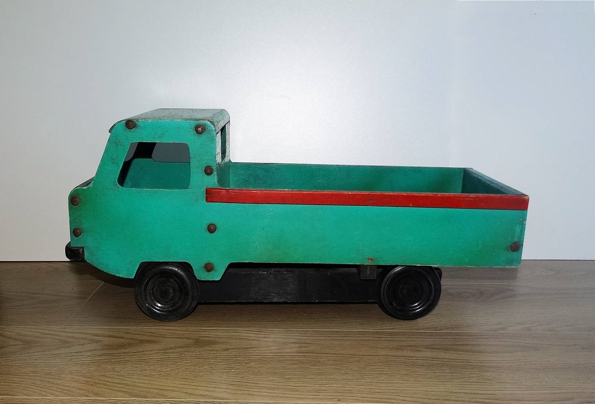 Деревянный грузовой автомобиль, производитель - Варгашинский завод противопожарного оборудования. Фото автора.