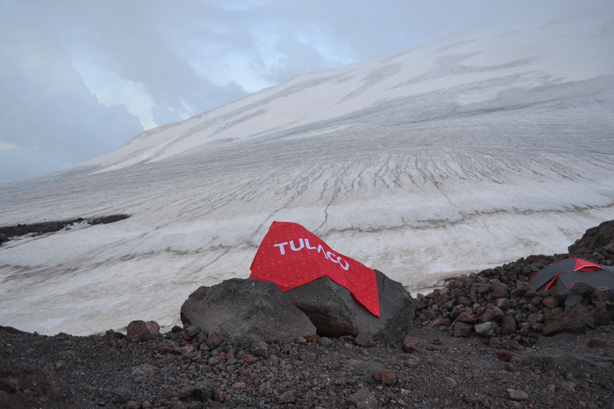 не получилось развесить флаг вверху, ну хотя бы под горой на 3900