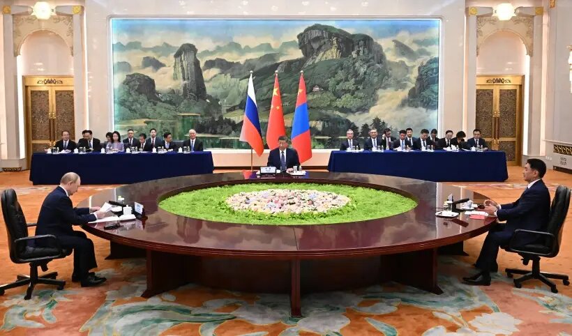  Обмен документами состоялся в присутствии президентов РФ и Монголии Владимира Путина и Ухнаагийна Хурэлсуха, и председателя КНР Си Цзиньпина   © РИА Новости. Сергей Бобылев