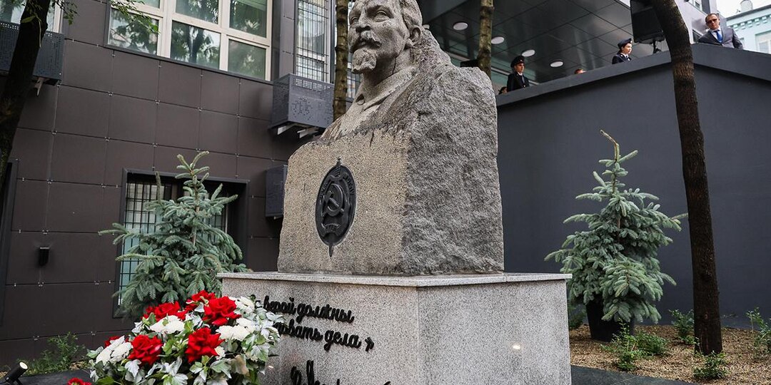 Во Владивостоке вернули памятник Феликсу Эдмундовичу Дзержинскому