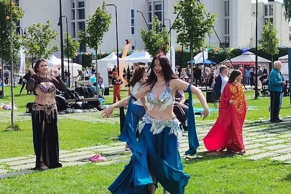    Чтобы оказаться в вихре танца, было достаточно просто погулять по Центральной площади. Фото: Дана Солнцева