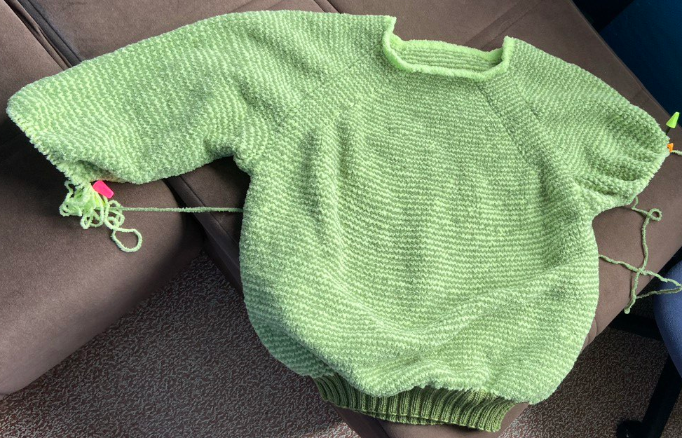 Стало понятно, что темных "лохматых ниток не хватает на длинные рукава...