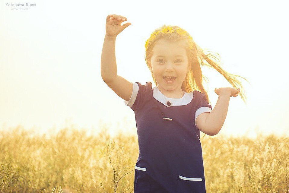 мое сокровище бежит по полю ко мне