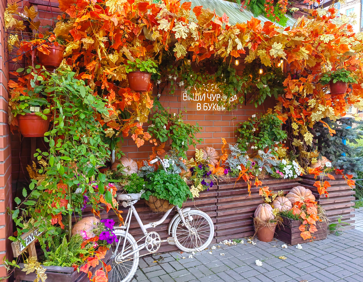 Магазинчики украшают свои фасады осенней бутафорией