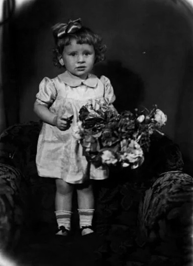 1. Первый вопрос, где нужно узнать советскую певицу по фото из детства!