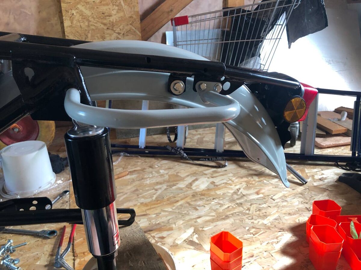 Заднее крыло плюс стоп-сигнал (на нержавейке).