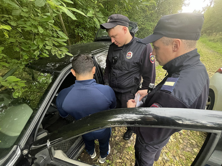     Патрульные осматривают машину, показавшуюся подозрительной. Фото автора