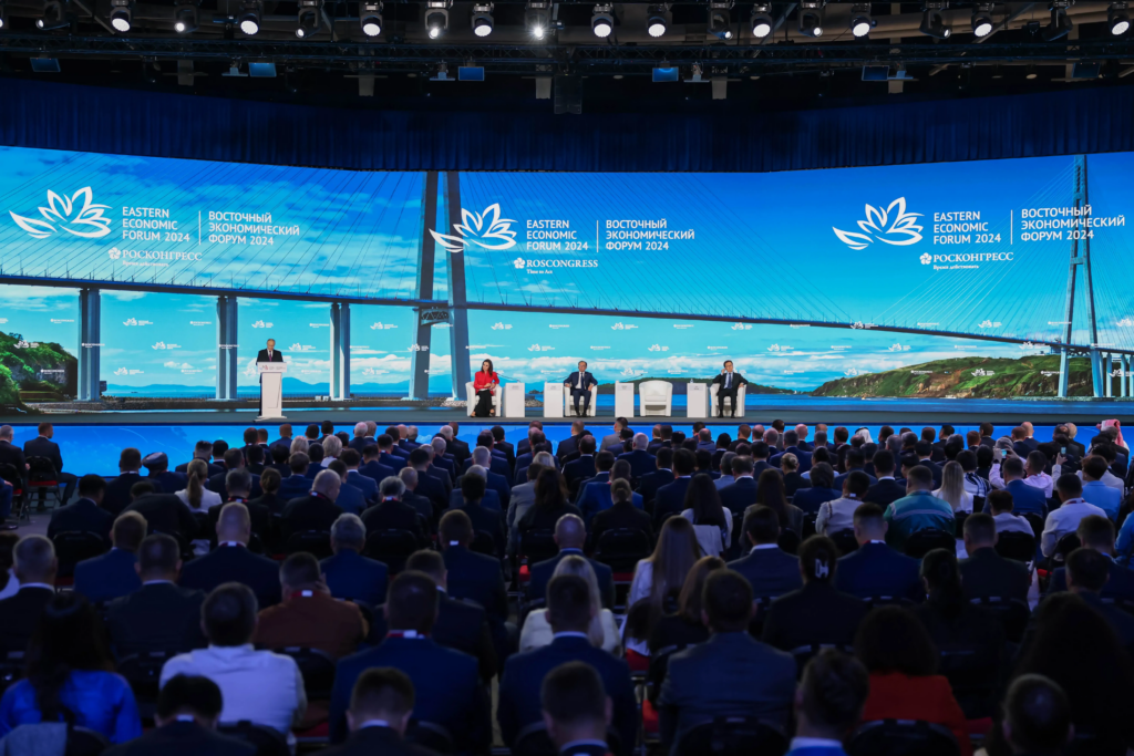 Фото: Пленарное заседание предыдущего форума с участием президента России, 2024 год. 
( Источник –Росконгресс / Кирилл Казачков)