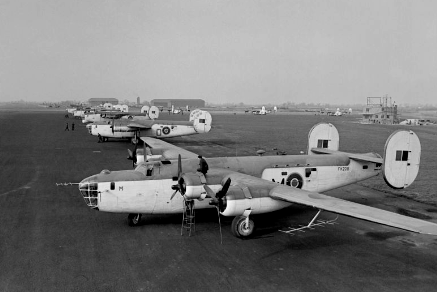 Британские патрульные самолеты «Либерейтор» GR Mk. III на авиабазе Олдергров