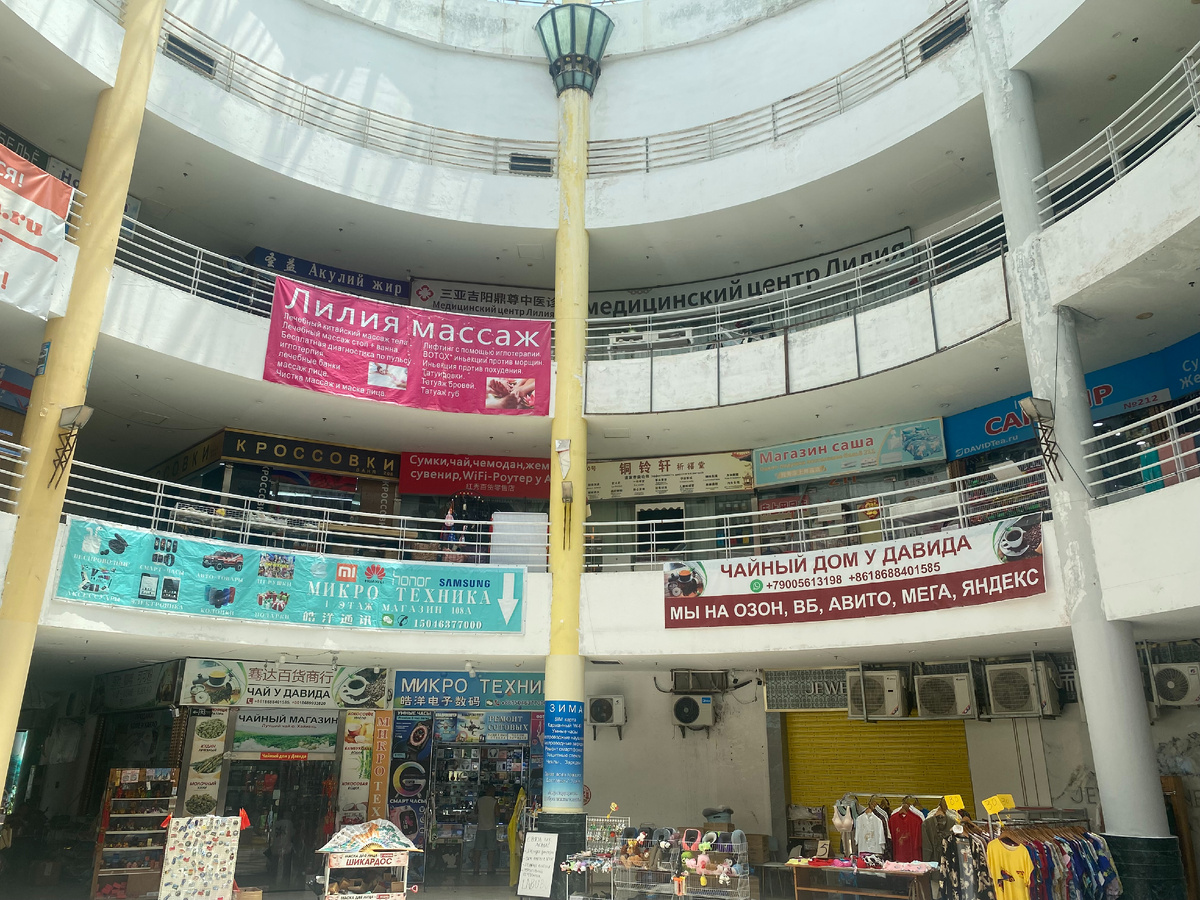 После входа внутрь ТЦ Зима необходимо подняться на 3 этаж.