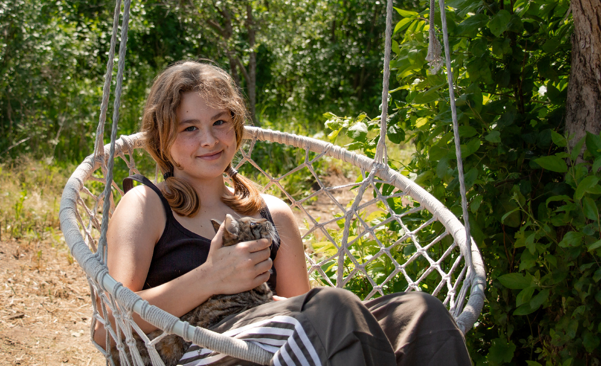 Деревня. Слева от модели (справа от читающих эту статью) столетний сарай, над головой модели- сухая ветка, толщиной с хорошего удава. Справа от модели железная  бочка с водой. В общем и целом- пейзаж не лучший для съёмок)))