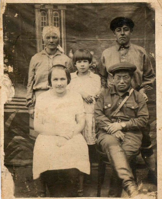  Рабочий пилозубной мастерской Ижстальзавода Ян Ту-Сан с семьей. 1920-е годы. Фото: Ю. Вахрушев, goskatalog.ru