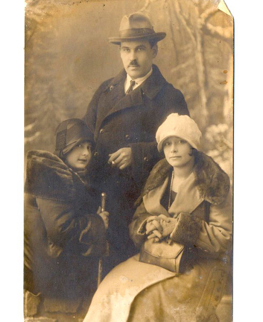  Семья ижевчан. 1928 год. Фото: Н. Пономарев, goskatalog.ru