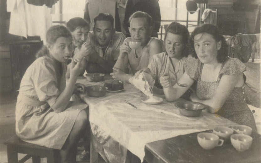  Студенты Ижевского медицинского института во время обеда. 1950 год. Фото: Музей Ижевска, goskatalog.ru