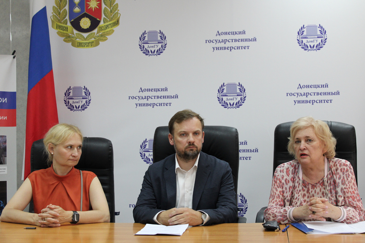 Ректор ДонГУ Светлана Беспалова представляет автора и режиссера фильма Даниила Щипкова