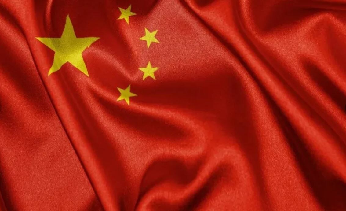 Что означают звезды на флаге Китая?                                                                                          Большая звезда олицетворяет Коммунистическую партию Китая (КПК), которая управляет страной. 
Маленькие звёзды обозначают четыре основных социальных класса китайского общества: рабочий класс, крестьянство, городскую мелкую буржуазию и национальную буржуазию. Концепция четырёх классов была ключевой идеей китайской коммунистической идеологии. 
В совокупности пять звёзд воплощают идею единого фронта всех этих классов, работающих вместе на общее благо нации. 