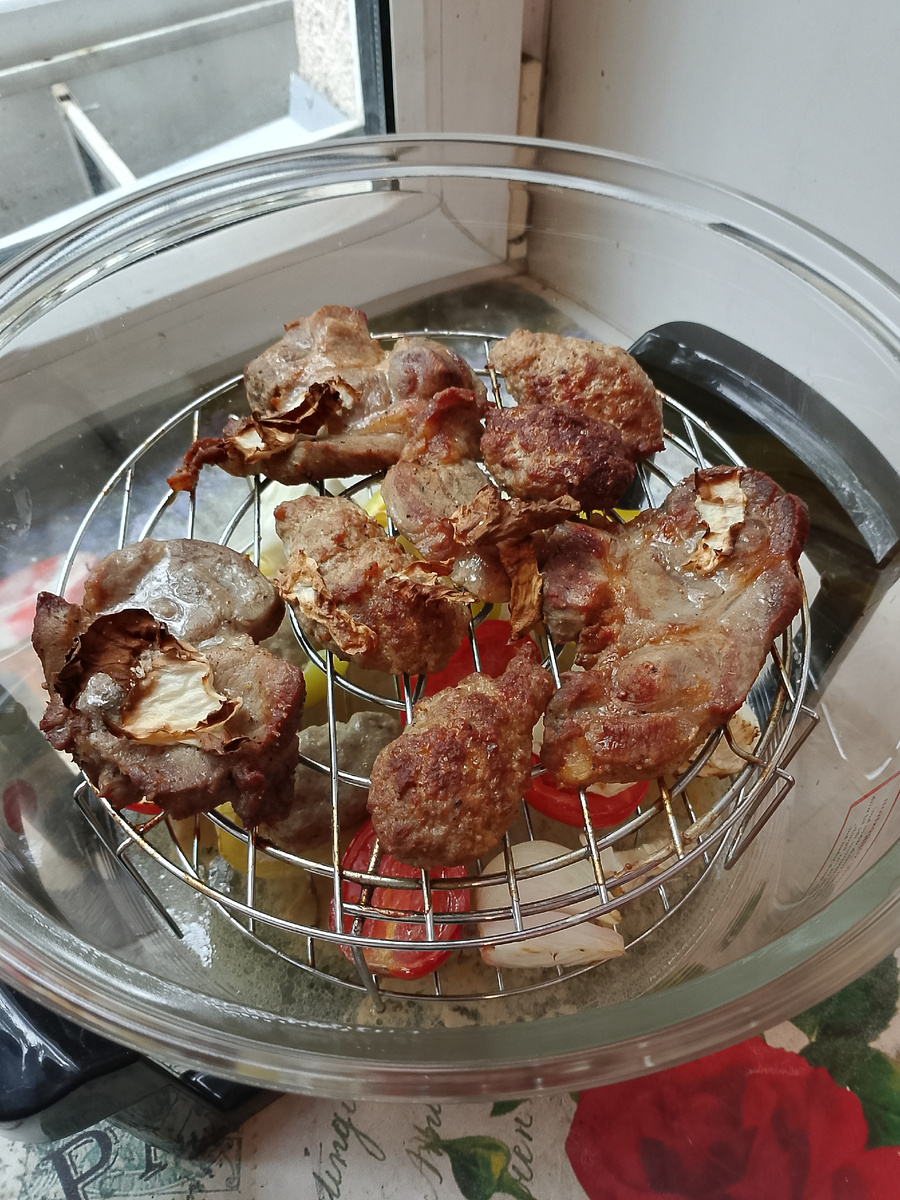 Приготовили. Сверху зажаренные "чипсы" это не лук, а капустные кусочки.