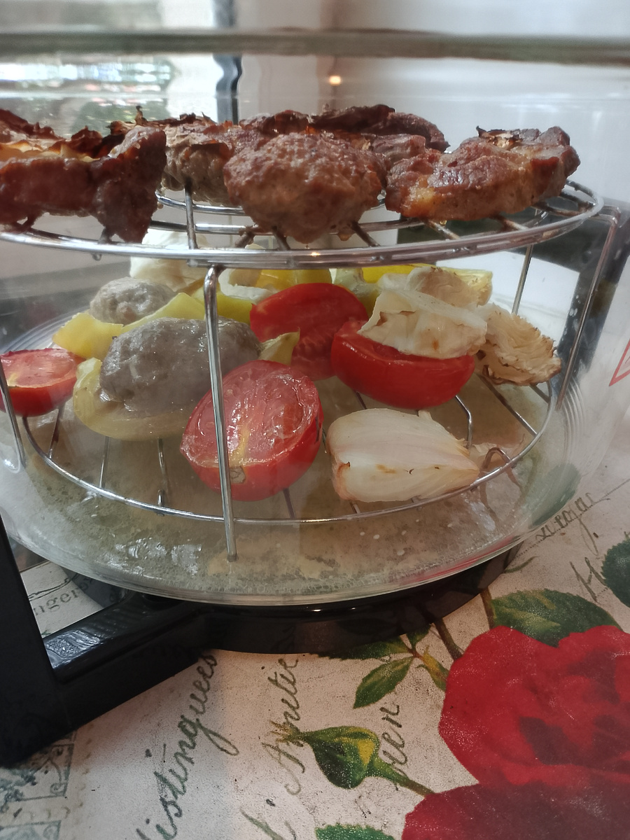 Приготовили мясо и овощи.