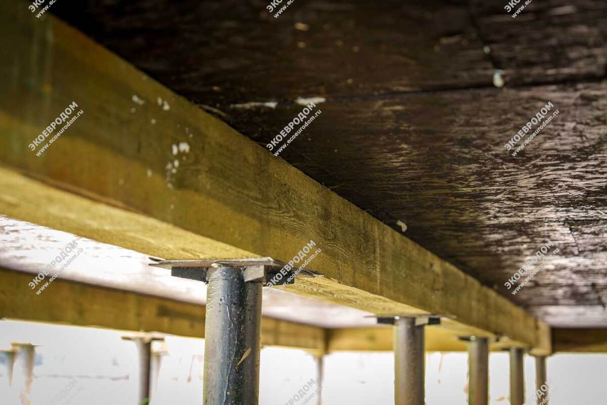 Свайный фундамент подходит для слабых, просадочных, влажных грунтов, пучинистых почв