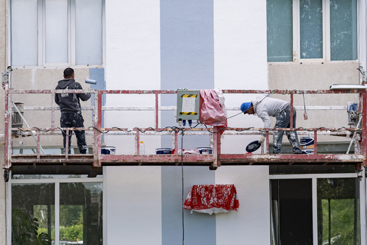    Сейчас капитальный ремонт проводится в 915 домах общей площадью 5,9 млн кв. м, где проживают более 209 тыс. жителей.   
Фото: «БИЗНЕС Online»