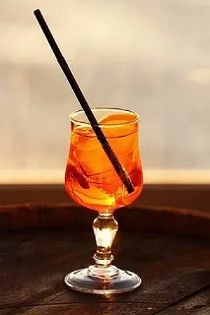 вот это - коктейль со строо. Впрочем, straw - это, строго говоря, солома. А straw + berry (ягодка или икринка) почему-то не солома с налипшей икрой, а клубника. 