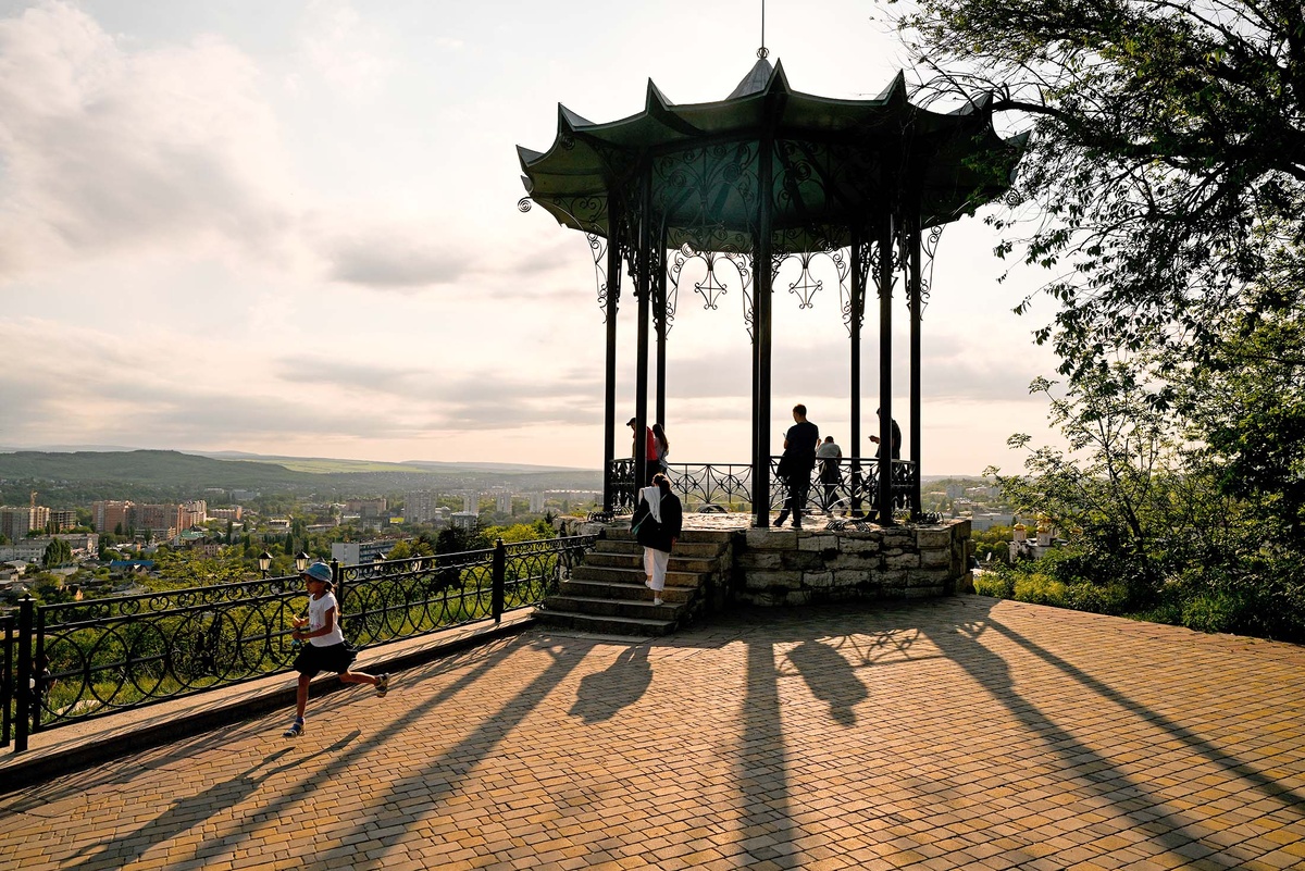    Китайская беседка - популярная достопримечательность в Пятигорске, откуда отрывается панорамный вид на город. / Фото: Григорий Сысоев / РИА Новости