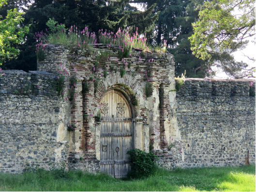 Крепостная стена с воротами в Закаталах. Стройка 1830-1860 гг. Фото из открытых источников