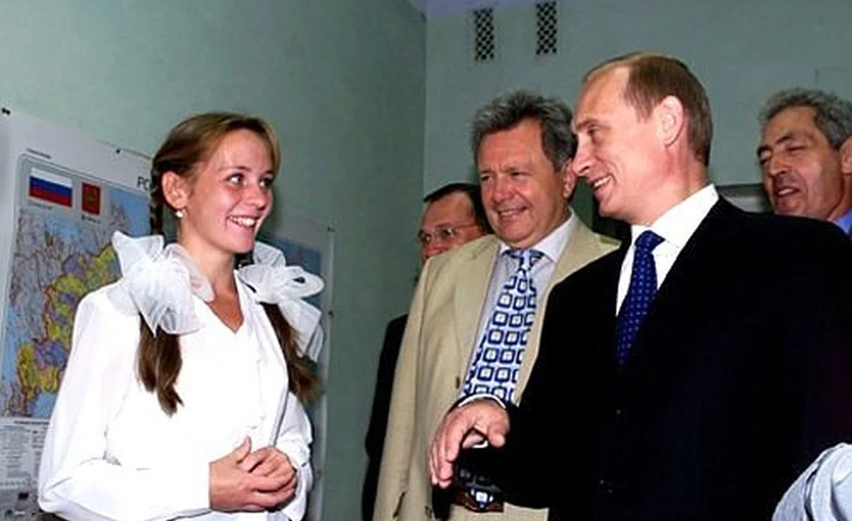 Владимир Путин и тогдашний губернатор Самарской области Константин Титов общаются с девятиклассницей Олей.