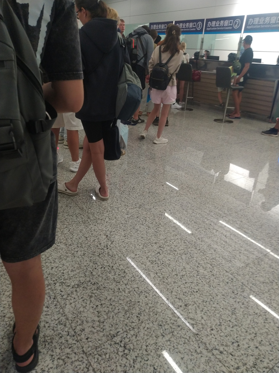 Чтобы получить транзитную визу в Китай, нужно отстоять очередь