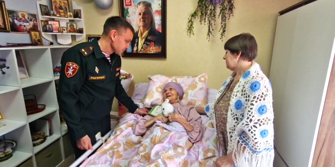 В Ханты-Мансийске ветерана поздравили со 101 днём рождения