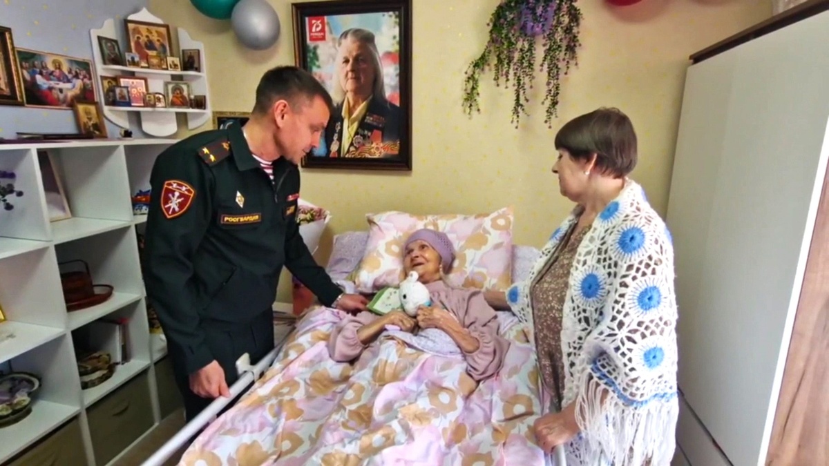    В Ханты-Мансийске ветерана поздравили со 101 днём рождения