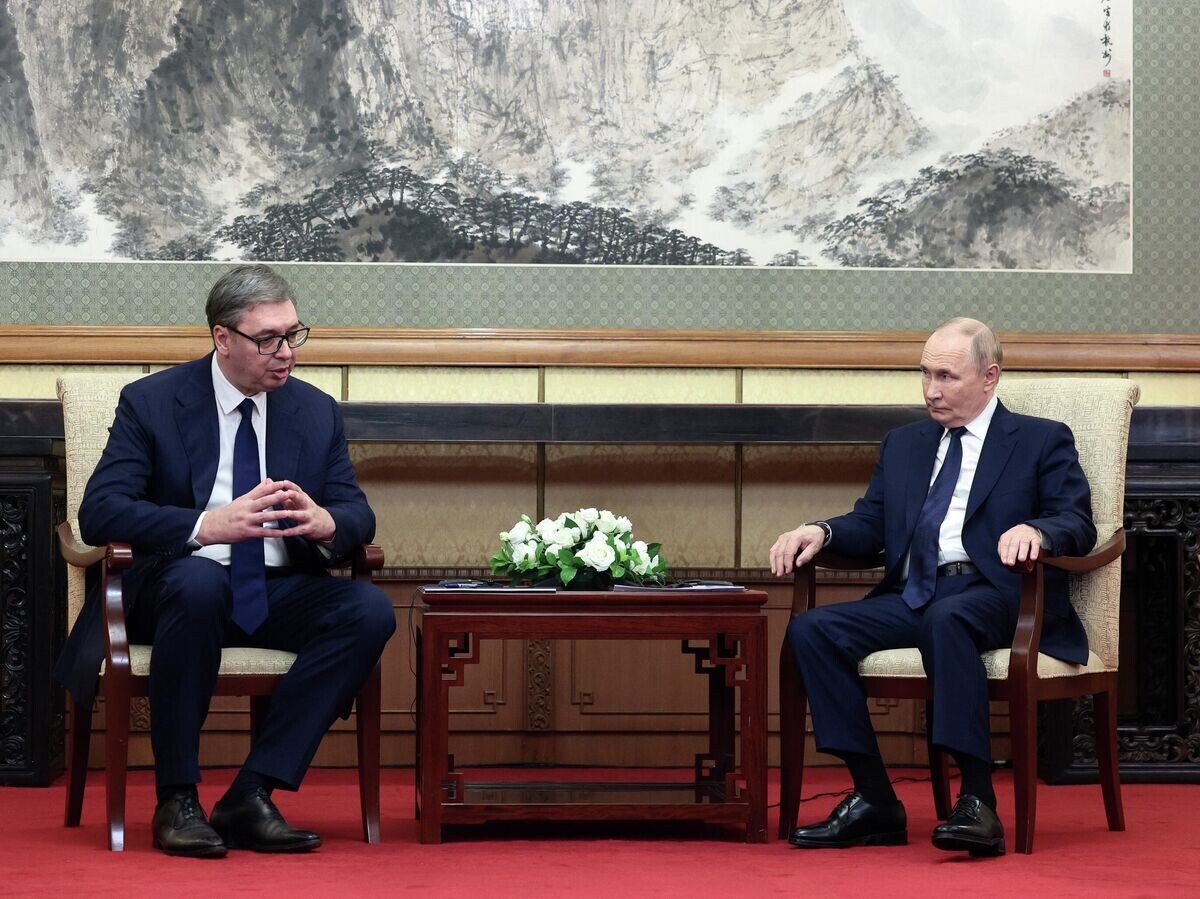    Президент РФ Владимир Путин и президент Сербии Александр Вучич во время встречи в Пекине© РИА Новости / POOL
