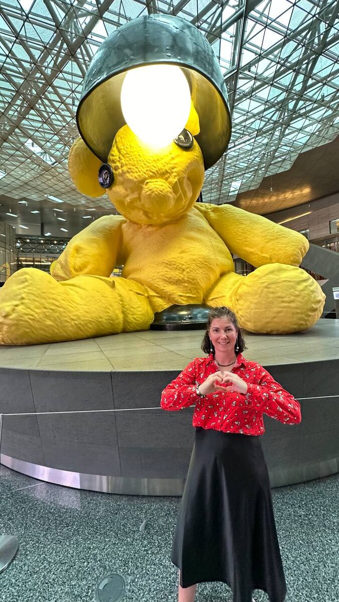 на фото: знаменитая статуя в аэропорту Хамад — "Ламповый Мишка" (Lamp Bear)