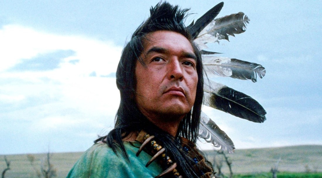     Грэм Грин, кадр из фильма «Танцующий с волками» (1990)