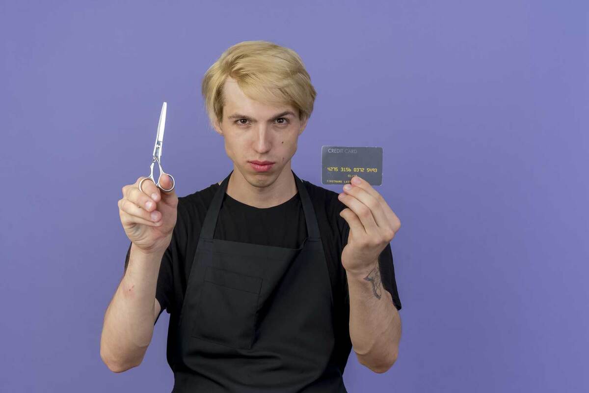 Погасить текущий долг и просто забыть о том, что у вас когда-то была кредитная карта? Звучит заманчиво, но из-за разных нюансов это может оказаться путем к проблемам в кредитной истории.